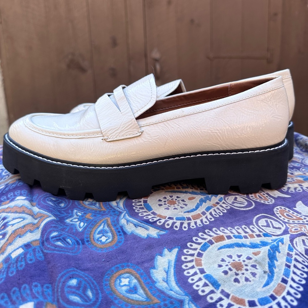 Franco Sarto Women’s 11 Loafers Cream Patent Leather Lug Sole cushion comfort